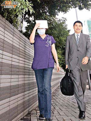 王琦（左）獲准保釋後戴上口罩與律師離開法庭。	（蘇仲賢攝）