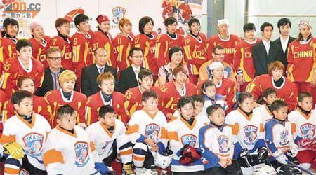 中國女冰隊難得親臨香江，即席顯身手，指導香港冰球訓練學校一班年輕學員。	（香港冰球訓練學校提供圖片）
