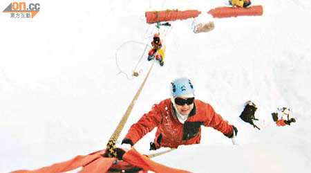攀爬冰川須經過特殊訓練，並必須工具齊全，才可以確保安全。	（受訪者提供圖片）