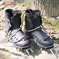 雙面鞋及冰爪：增強在雪地的抓地力