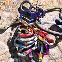 攀山扣：連結繩索及冰釘的固定位置