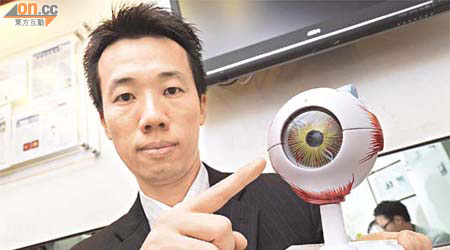 伍鎮坤指出，眼壓正常或偏低都有機會患上青光眼，提醒高風險人士主動接受檢查。	（袁志豪攝）