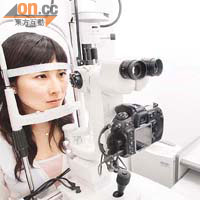 醫生透過顯微鏡驗視神經細胞，診斷青光眼。（資料圖片）