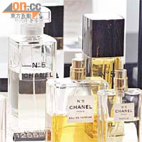 肥亨睇中呢支大支裝Chanel　No.5香水，盛惠一千二百五十五元。