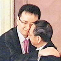 王征（左）今年三月在上海高調宣布入主亞視，並與另一股東查懋聲來個擁抱見證。	（無綫畫面）