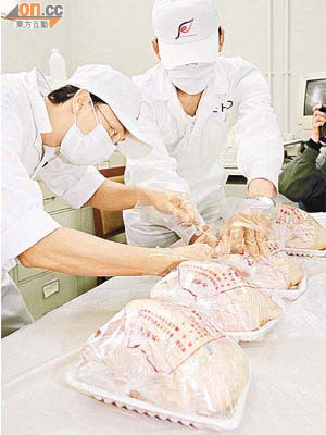 食環署人員抽驗內地來港冰鮮雞以確保衞生符合標準。	（資料圖片）