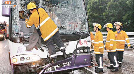 直通巴司機受傷被困，消防員到場拯救。	（周宏杰攝）