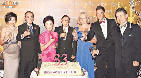 一眾名人齊切蛋糕慶祝。左起：李桂蘭、夏佳理、利孝和夫人、霍震霆、夏佳理太太、Asia Tatler.com行政總裁Michel Lamuniere、《Hong Kong Tatler》出版人高誠梓。