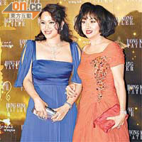 被選為「最具潛質女性」嘅邱詠麒（左），同媽咪出席舞會。