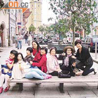 蔣麗芸（左五）與媽咪（右二）、劉玉蓮（左四）與媽咪（右三）同一班好友遊德國小鎮期間合照。