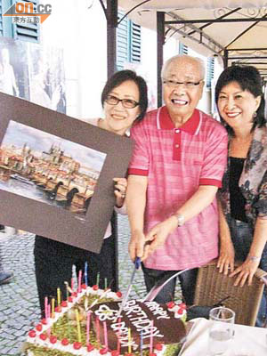 蔣麗芸（右）與媽咪（左）為蔣震老先生慶祝八十七歲生日。（蔣麗芸提供圖片）
