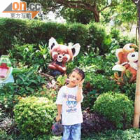 浩浩與父親感情要好，早前更與父親前往主題公園遊玩。