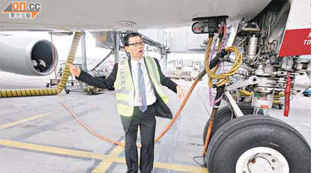 梁永基表示飛機使用固定地面供電系統，較使用飛機燃料發電環保。