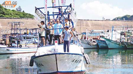 台灣<br>保釣船在台北縣野柳港啟航，但未幾被攔截。