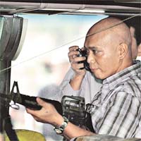 人質慘案中的旅遊巴司機盧班示範門多薩近距離槍殺人質。