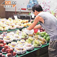 有水果店店員表示，雖然水果售價上升，但市民購買時仍然疏爽。