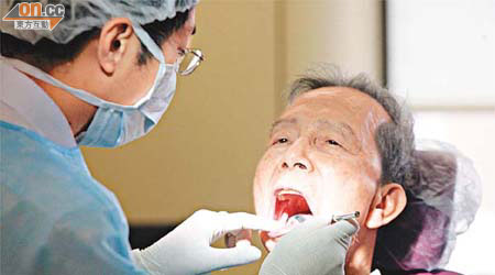 長者注意口腔衞生及定期檢查，可減少蛀牙及牙周問題。	（資料圖片）
