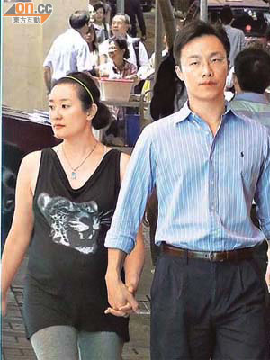 楊哲安（右）兩年連追兩個女，上周六細女啱啱出世。 	（資料圖片）