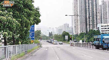 大埔南運路與廣福道交界的目的地指示牌，在約百米距離外，駕駛者只能隱約見到往沙田方向指示。