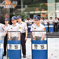 大批警員持盾牌在協會外戒備。