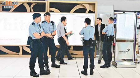 展覽會的安檢室門外有多名警員把守。