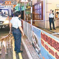 警方帶同警犬趕至封鎖現場調查。