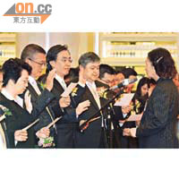 方文雄（左三）宣誓成立專業組織香江聚賢，基本法委員會副主任梁愛詩（右）做監誓人。