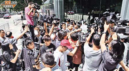 陳志雲被控，逾百名傳媒衝入廉署。