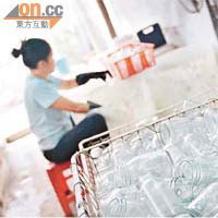 回收商聘用工人，每日以人手清洗玻璃樽，再將玻璃樽送往外國。