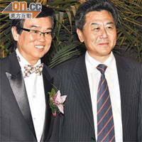 黃百鳴（左）榮升岳父，中聯辦副主任李剛畀面到賀。