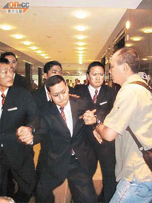 香港有團體向日本駐港總領事館請願時與保安推撞。