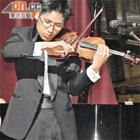 琴技高超的袁劭謙亦有授徒，教小孩拉小提琴。