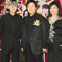 總理蔡李惠莉（右）有份出鏡，囝囝加讚（左）同老公蔡志明齊打氣。
