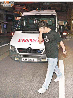 被雨傘插傷的房車司機在場助查。	（呂浩鋒攝）