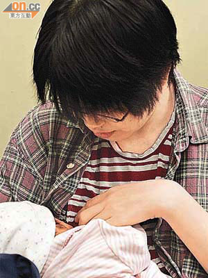 兒科醫生建議，初生嬰首半年餵全母乳，營養足又不會引致過胖。