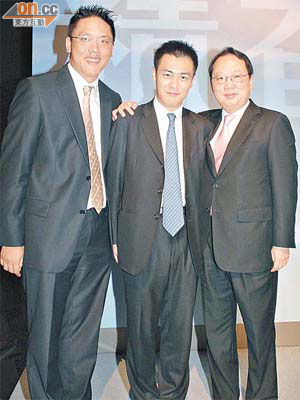 （左起）梁宏正、劉鳴煒及陳仲尼齊為七位「香港精神大使」打氣。