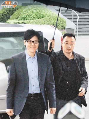 陳志雲（左）到庭時下着小雨，同行的王喜替他打傘。	（陳德賢攝）