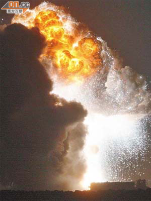 貨櫃於昨晨一時半首次發生爆炸，冒出巨型火球沖上逾十層樓高空。	（周宏杰攝）