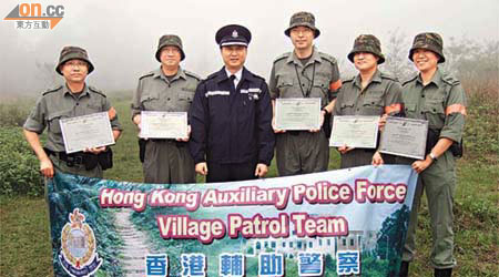 輔警總監姚仰龍（左三）指輔警今年起將兼負野外巡邏任務。
