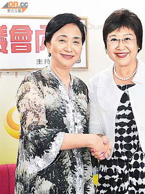 卿姐（左）喺網台訪問Miriam，一齊分享搞政黨嘅苦與樂。	（林妙詩攝）