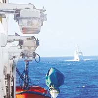 日方巡邏船跟蹤監視中國漁政船。