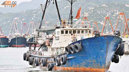 保釣二號駛離長洲前往釣魚島海域捕魚。	（蕭毅攝）