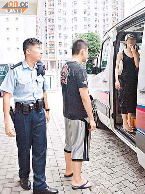 男子與穿背心女友同被警員拘捕。	（陳錦昌攝）