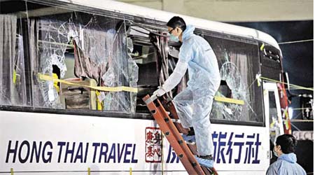 香港警方早前往菲律賓案發現場的康泰旅遊巴搜證。