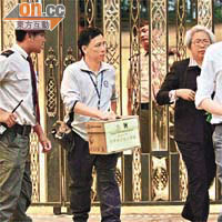 衞生署首席醫生王曼霞（右二）帶領人員向香島道居民派發蚊患問卷。	（朱先儒攝）