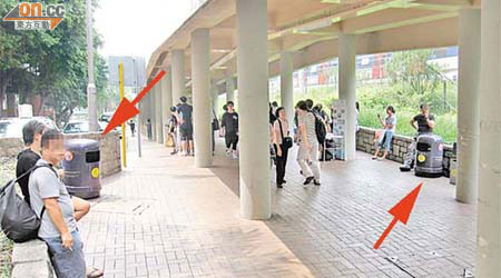 大埔墟站A出口對出有蓋通道放置兩個煙蒂箱（箭嘴示），惹市民不滿。