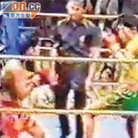 身穿綠褲的陳錦新當年擊敗泰國拳王宮白玉的賽事，成為拳壇佳話。