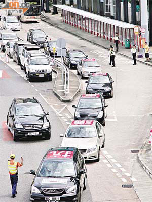 遊行車隊車上掛有抗議標語，沿途響號宣洩不滿。