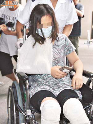 一名手及腳部受傷女子送院時需乘坐輪椅。	（許錦雄攝）