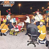 救援人員為受傷男女進行急救。